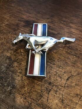 16228e Scott Drake Mustang Parts Running Horse Tri-bar Fender Emblem For 1964-68 Ford Lh Side Pin-on