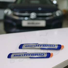 77861m82r00-bvv Suzuki For Ciaz 1st Gen 1.3l 1.5l 2018-now - Rear Smart Hybrid Emblem