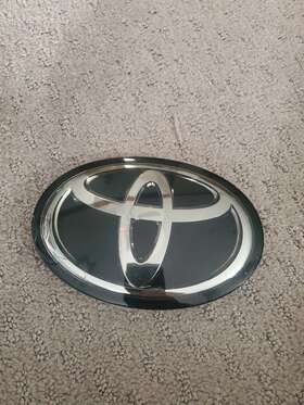 53141-42030 Toyota Front Grille Emblem Oem Cracked