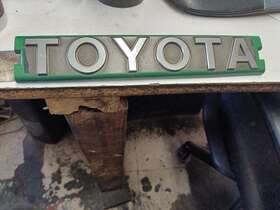 7526 Toyota 89 Pickup Front Grille Emblem Badge Used