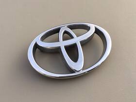 75311-04020 Toyota 1995-2000 Tacoma Front Grille Emblem Oem