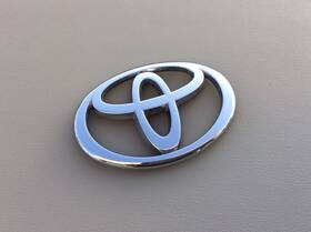 75311-20540 Toyota 2000-2002 Celica Grille Emblem Front Grill Logo Badge Oem
