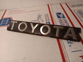 75311-89117 Toyota Hilux Rn85 Ln85 Pickup Front Grille Emblem/badge Logo Used Original 91-94