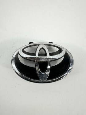 7531133030 Toyota 1997-2001 Camry Radiator Grille Emblem Oem