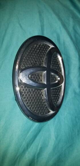 75311-06100 Toyota 75312-42080 2010-2011 Camry Front Grille Emblem New Oem