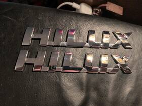 75427-0k030 Toyota Hilux Badge Part