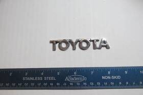 75441-06010 Toyota Factory 1997-2000 Emblem