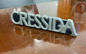 75441-22100 Toyota 85-88 Cressida Gx71 Lx70 Mx70 Rx70 Yx70 Rear Trunk Emblem