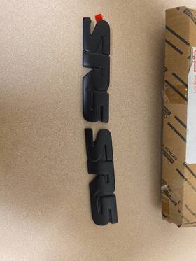 75455-0c170 Toyota 2022-2025 Tundra-tacoma Genuinetoyota Nameplate