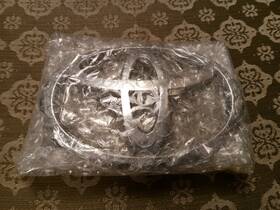 90975-02014 Toyota 90975-02042 2004-07 Highlander Front Grille Emblem Chrome Looks Great Oem