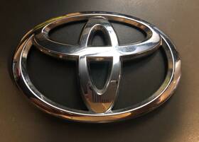 90975-02072 Toyota Sequoia 4runner Sienna Front Grille Badge Emblem Logo