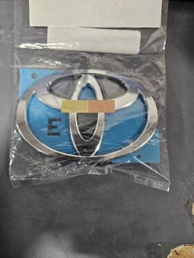 90975-02215 Toyota Genuine Emblem New Oem