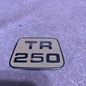 622278 Triumph Tr250 Tr5 Cream Enamel And Chrome Bonnet Badge / Medallion
