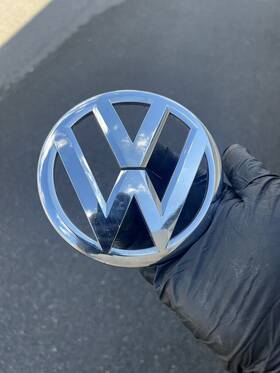 561853600 Volkswagen 2012-2019 Beetle Front Center Hood Bonnet Emblem Chrome Oem