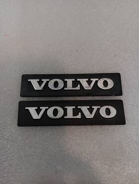 1321695 Volvo 1983-1991 740 Side Fender Emblems Pair