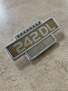 242dl Volvo 244dl Vintage 1970s 2.1 Sedan Fender Emblem